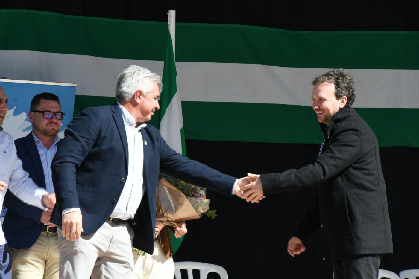 Entrega del reconocimiento como hijo adoptivo de Tolox al sacerdote José Luis Bellón