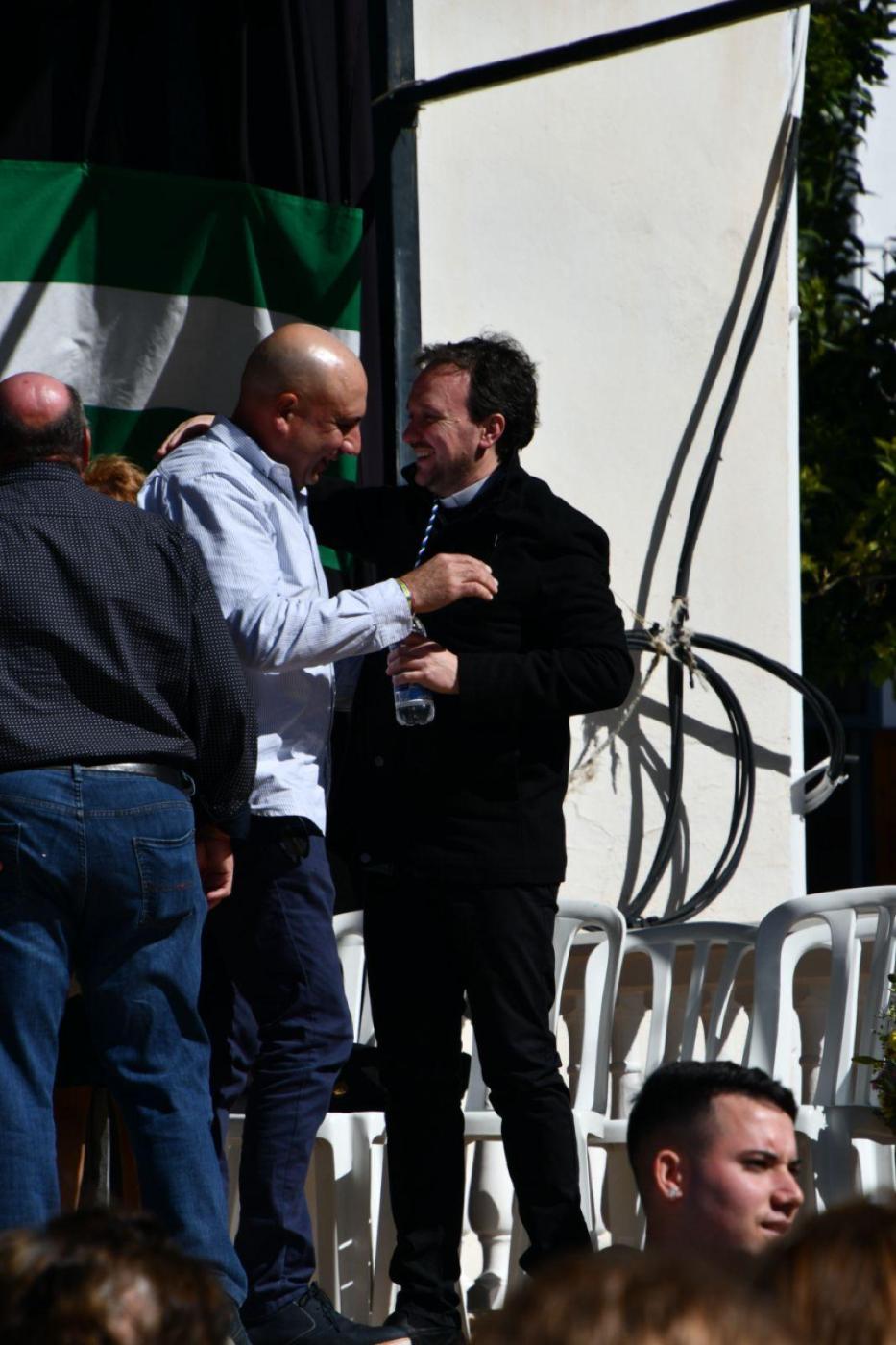 Entrega del reconocimiento como hijo adoptivo de Tolox al sacerdote José Luis Bellón