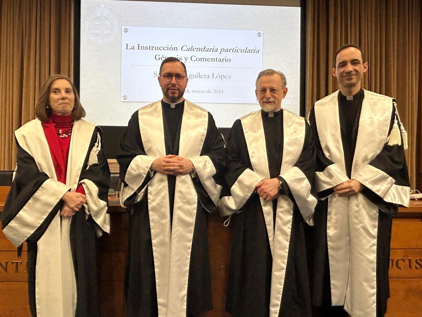 El sacerdote Salvador Aguilera, tras leer su tesis doctoral