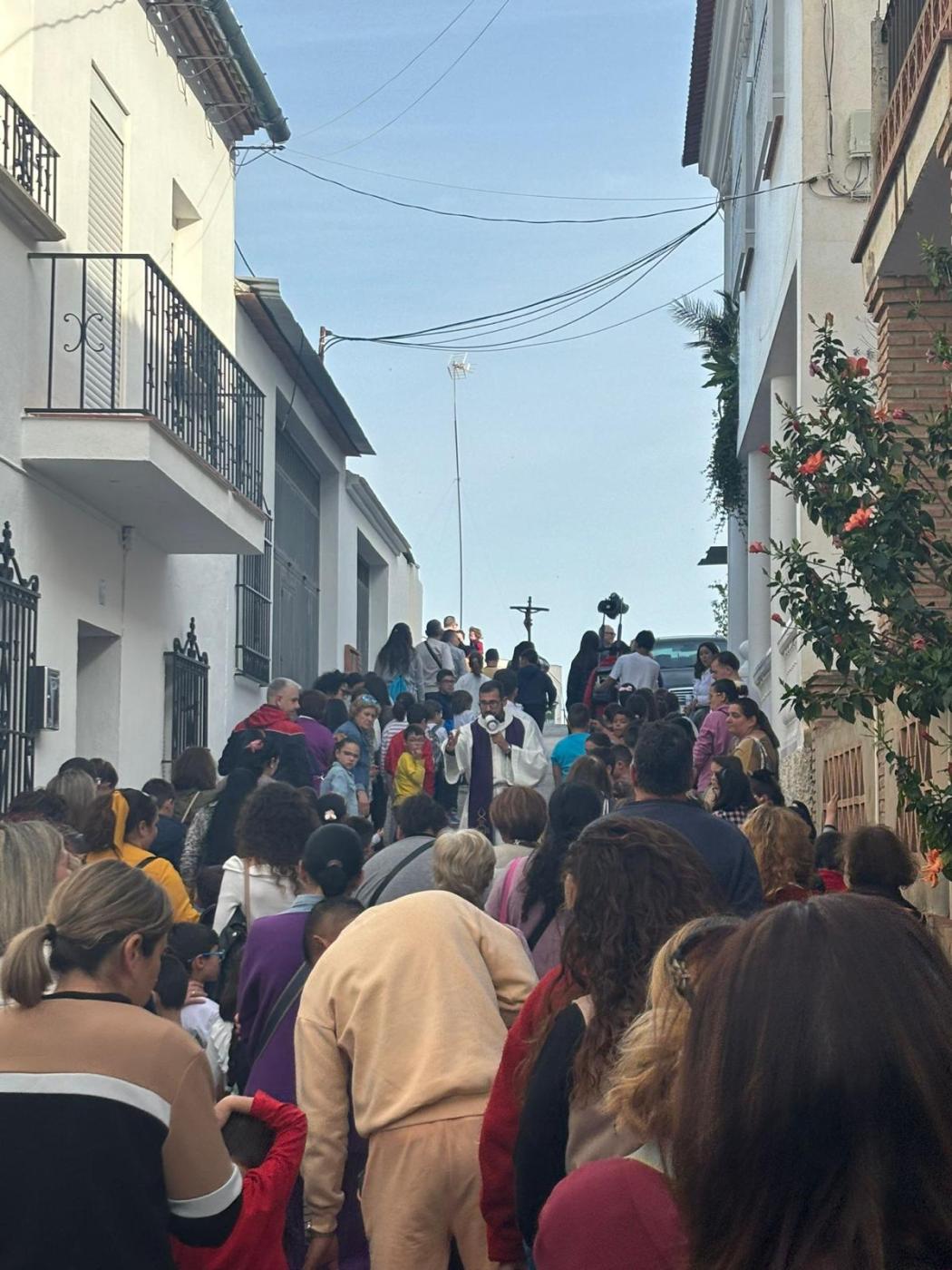 Joven y sentido Via Crucis en Álora