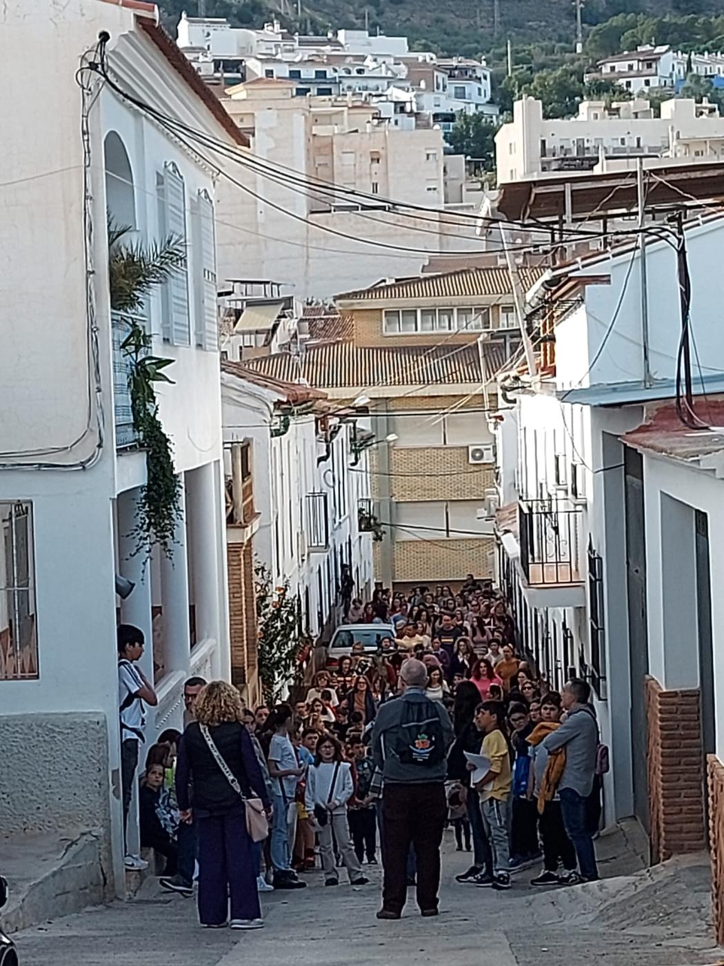Joven y sentido Via Crucis en Álora