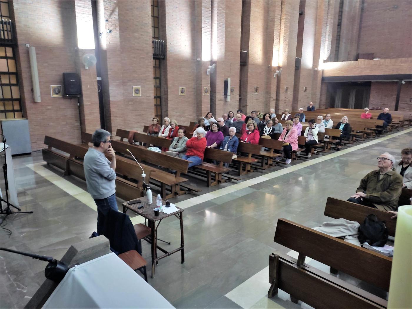 Momento del encuentro formativo Laudato Si' en la parroquia de Los Ángeles
