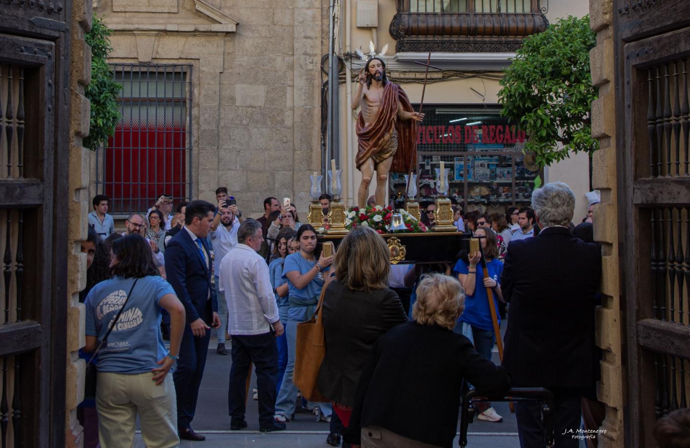 Procesión con el Resucitado por las calles de Antequera