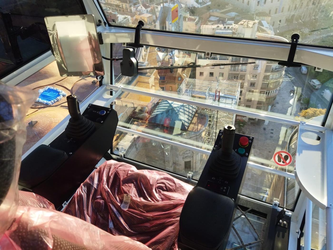 La cabina de la grúa de la Catedral de Málaga cuenta con tecnología de última generación para su manejo y el confort del operario