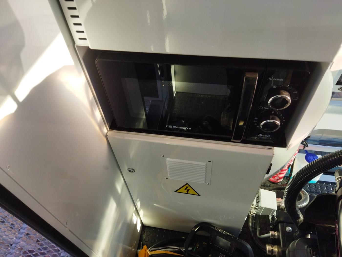 La cabina de la grúa de la Catedral de Málaga cuenta con tecnología de última generación para su manejo y el confort del operador