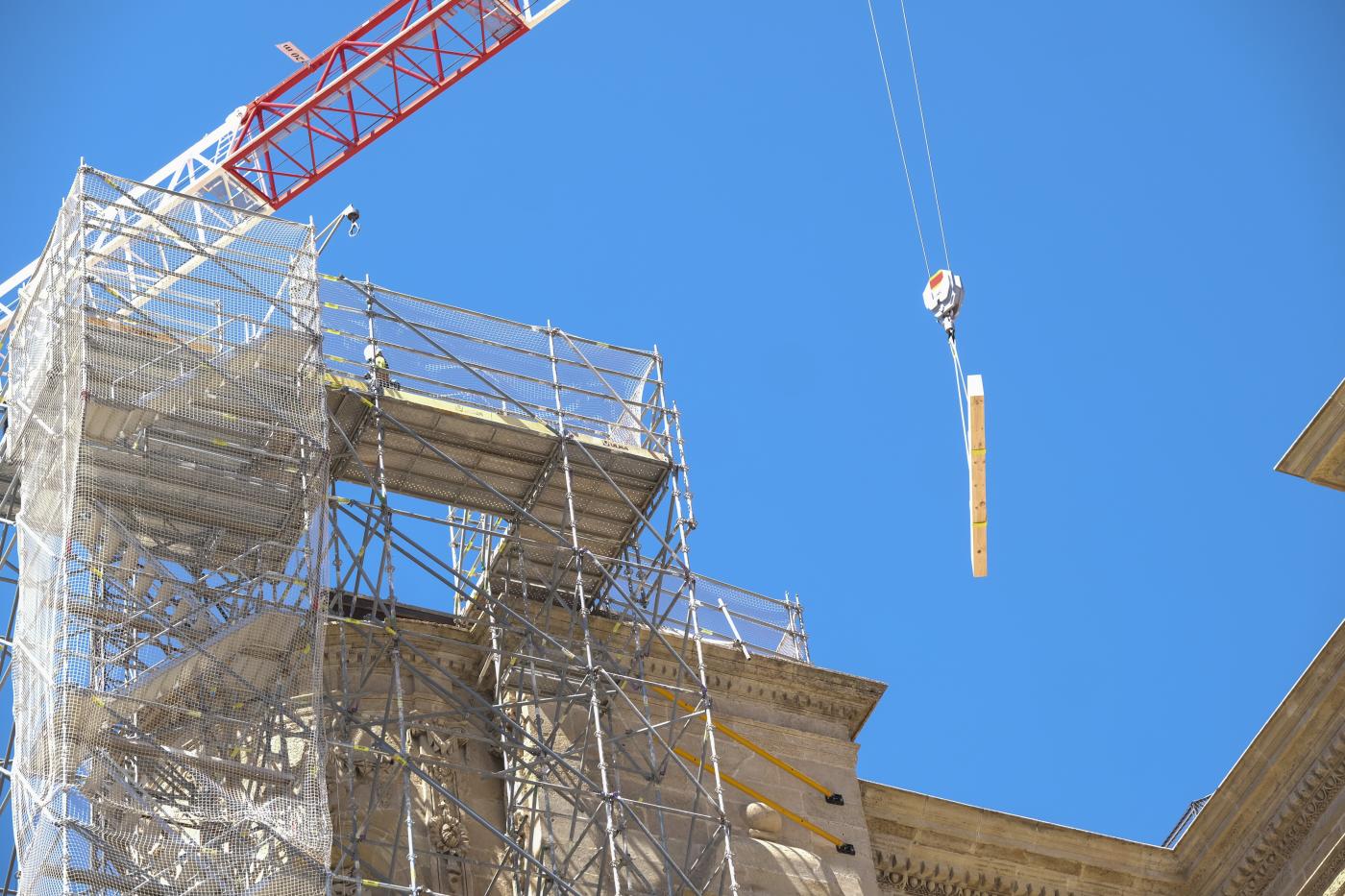 Izado de la primera viga del tejado de la Catedral