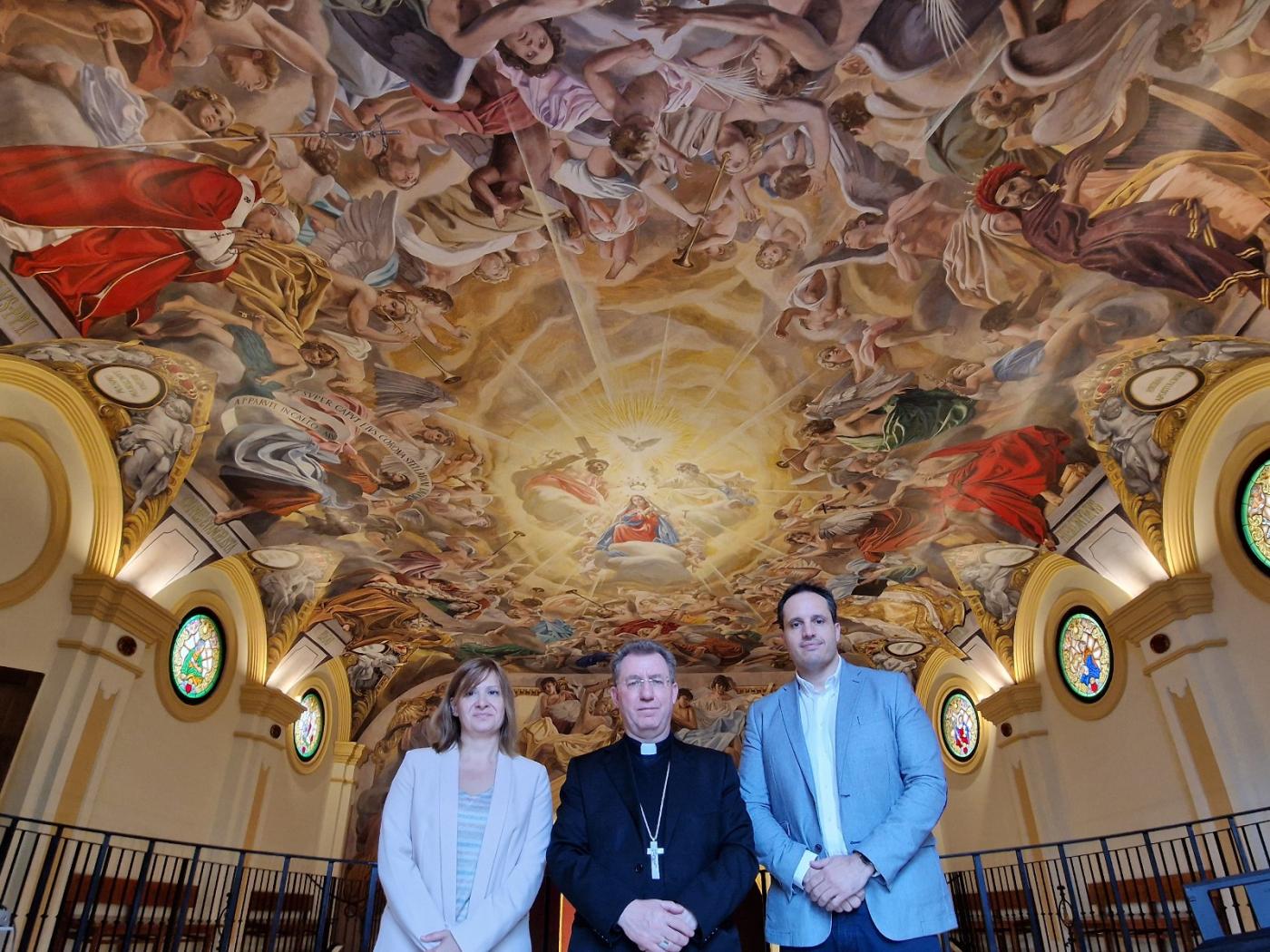Mons. Aurelio García junto a la hermana mayor de la cofradía de las Penas y el pintor Raúl Berzosa