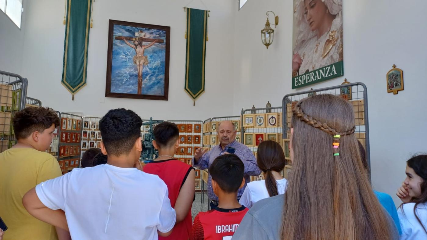 Niños visitando la exposición de la Vera Cruz en Coín