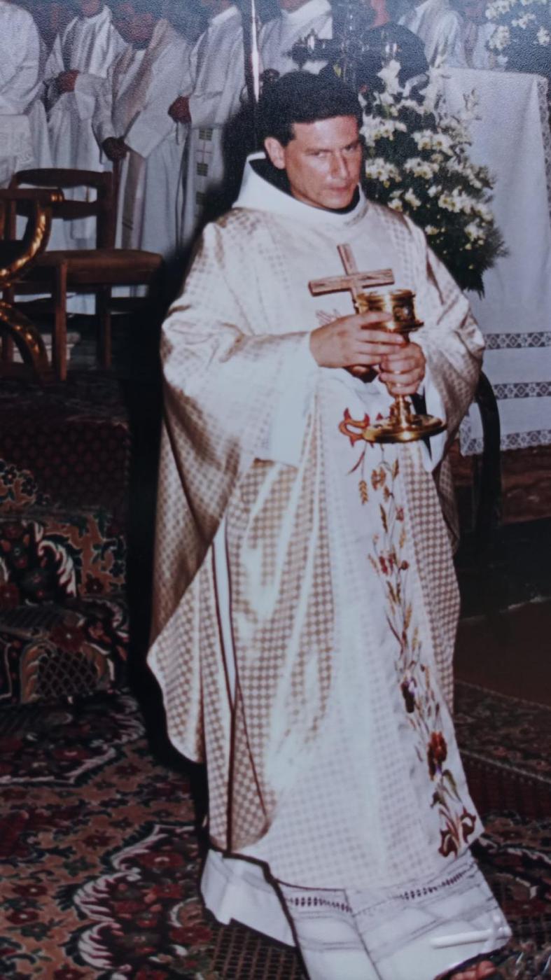 Ordenados en la Catedral, en un convento, en la iglesia del pueblo y en un estadio de fútbol