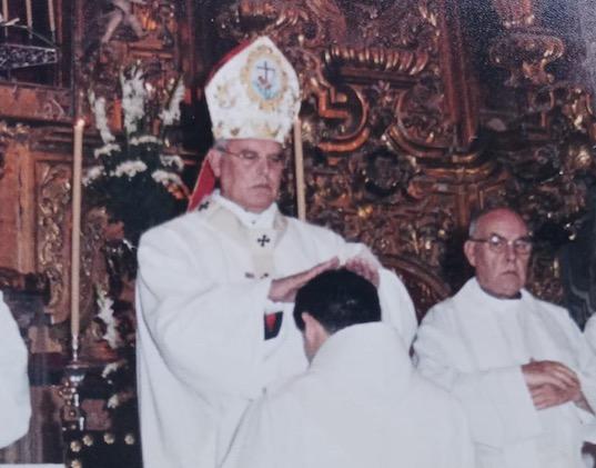 Manuel Ortiz con su sobrino en brazos el día de su bautismo