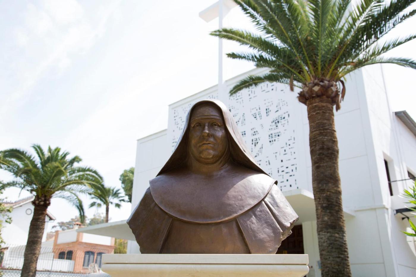 Busto de Madre Asunción junto a la capilla del colegio