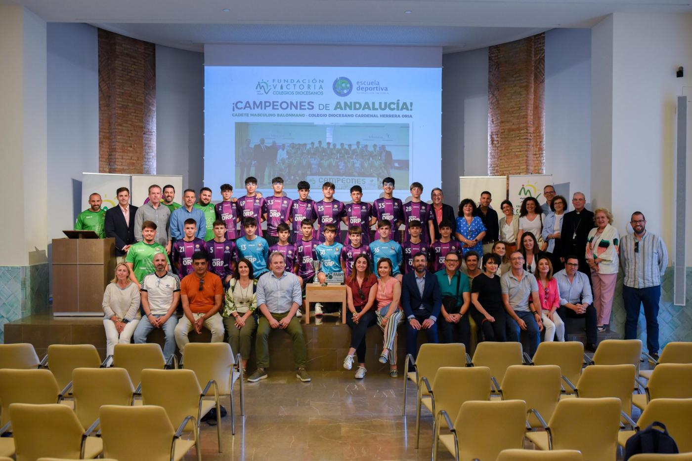 El Sr. Obispo de Málaga felicita al cadete masculino de balonmano de Fundación Victoria, Campeón de Andalucía
