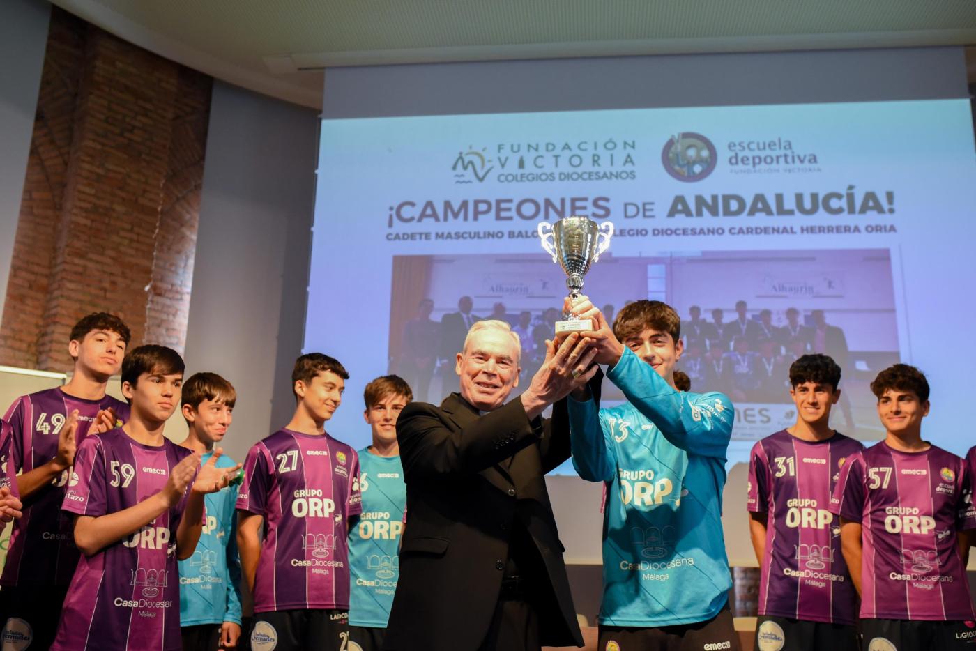 El Sr. Obispo de Málaga felicita al cadete masculino de balonmano de Fundación Victoria