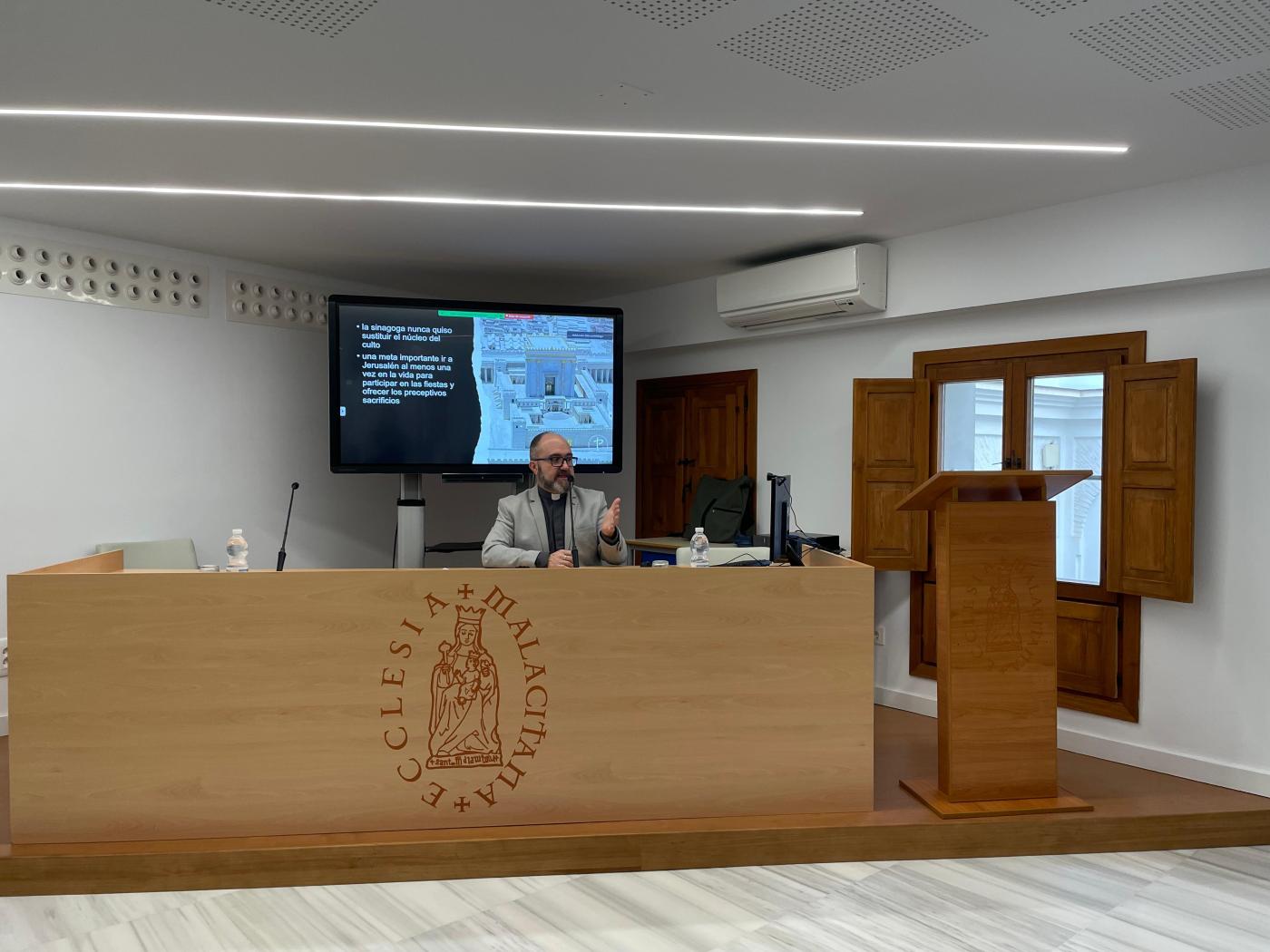 El profesor Ignacio Rojas cierra el curso del CESET que invitaba a fijar los ojos en Jesús