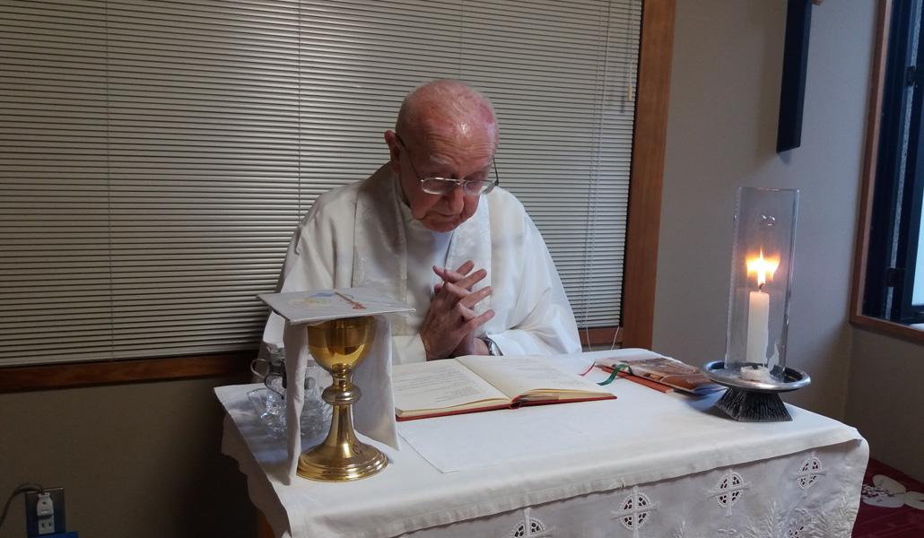 El Padre Alberto Álvarez SJ, celebrando la Eucaristía