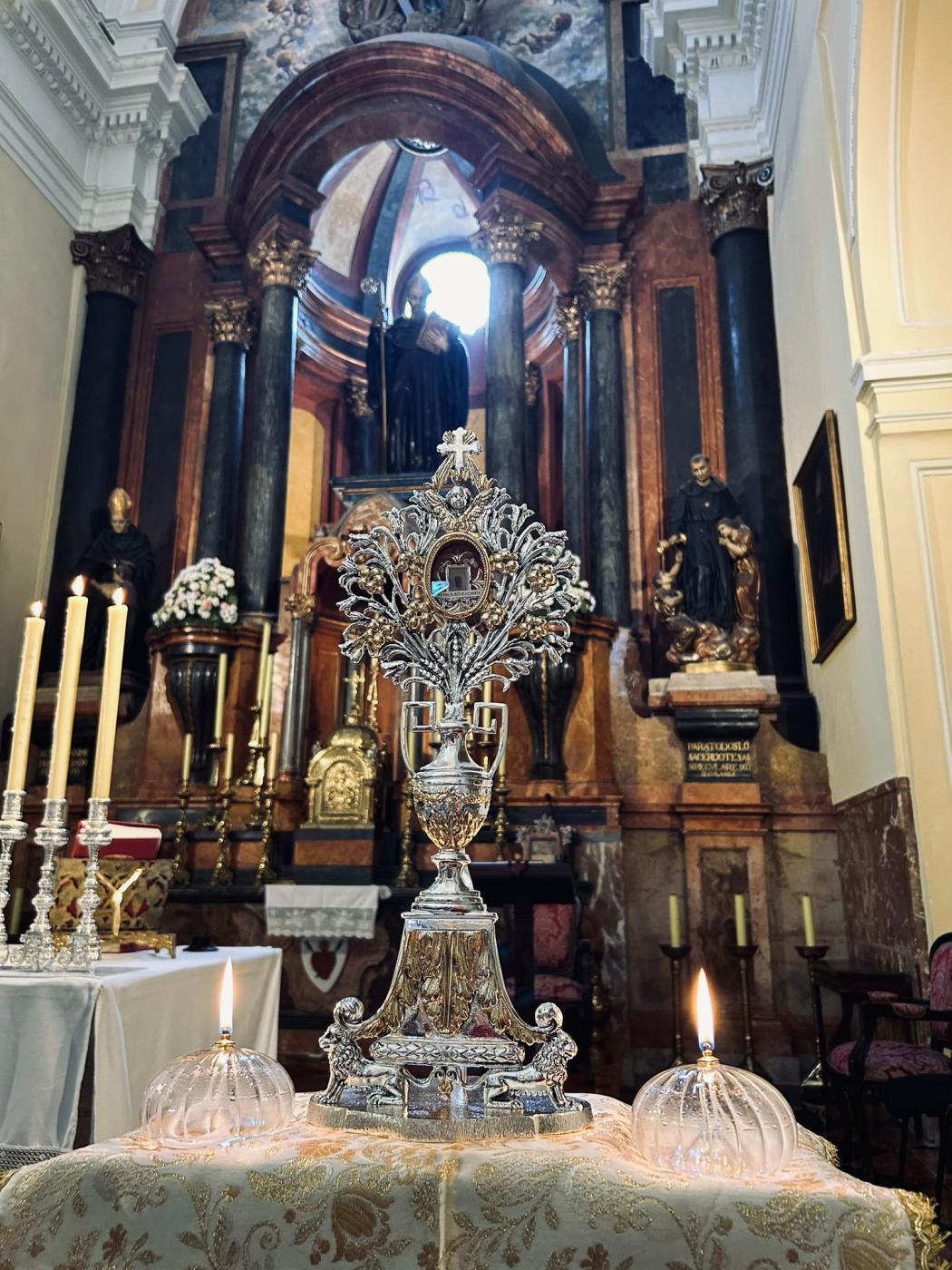 Bendición de las rosas en la fiesta de Santa Rita de Casia en la iglesia de San Agustín