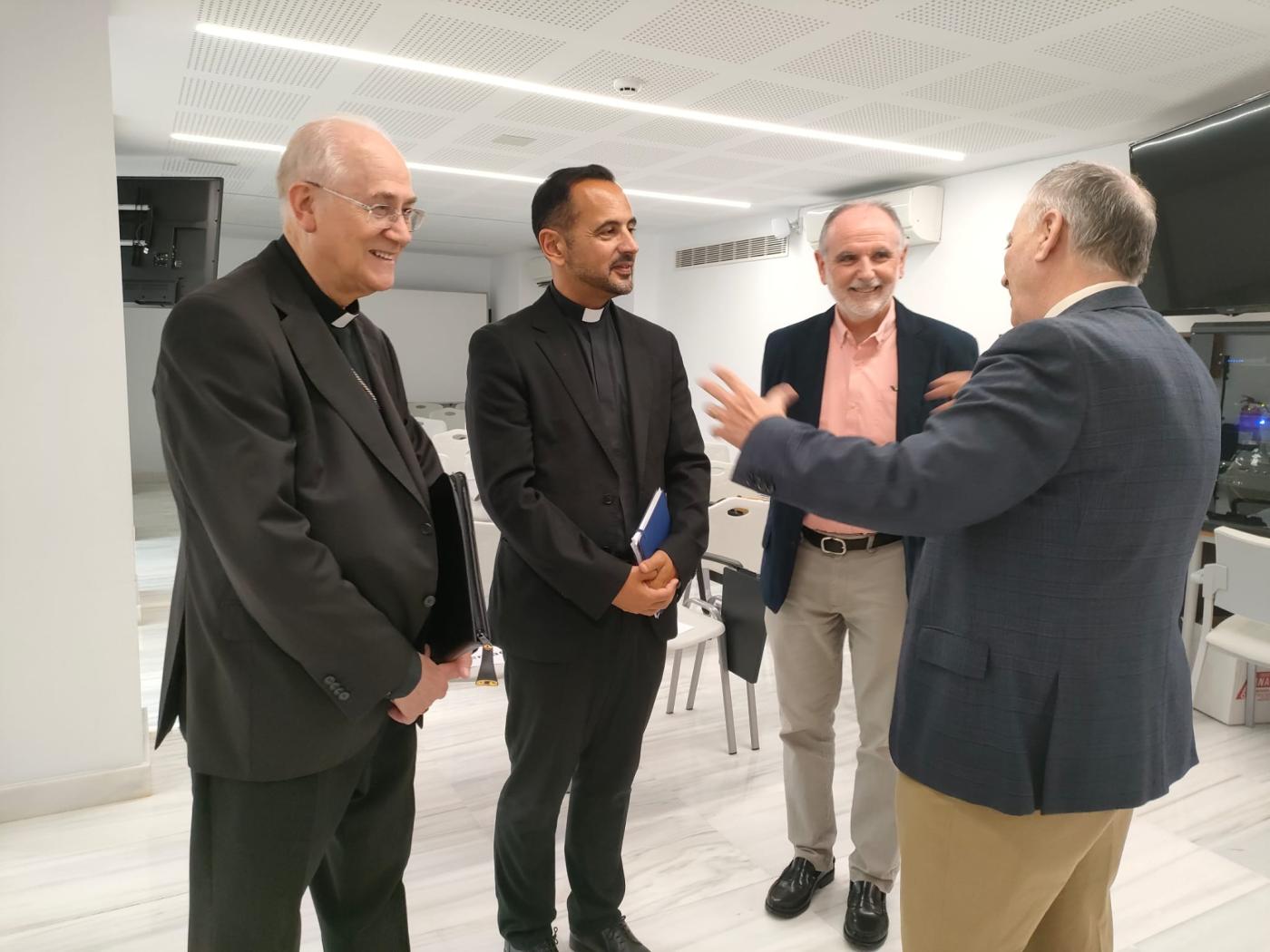 Mons. Adolfo González Montes, antes de su conferencia, en el CESET San Pablo / A.MEDINA