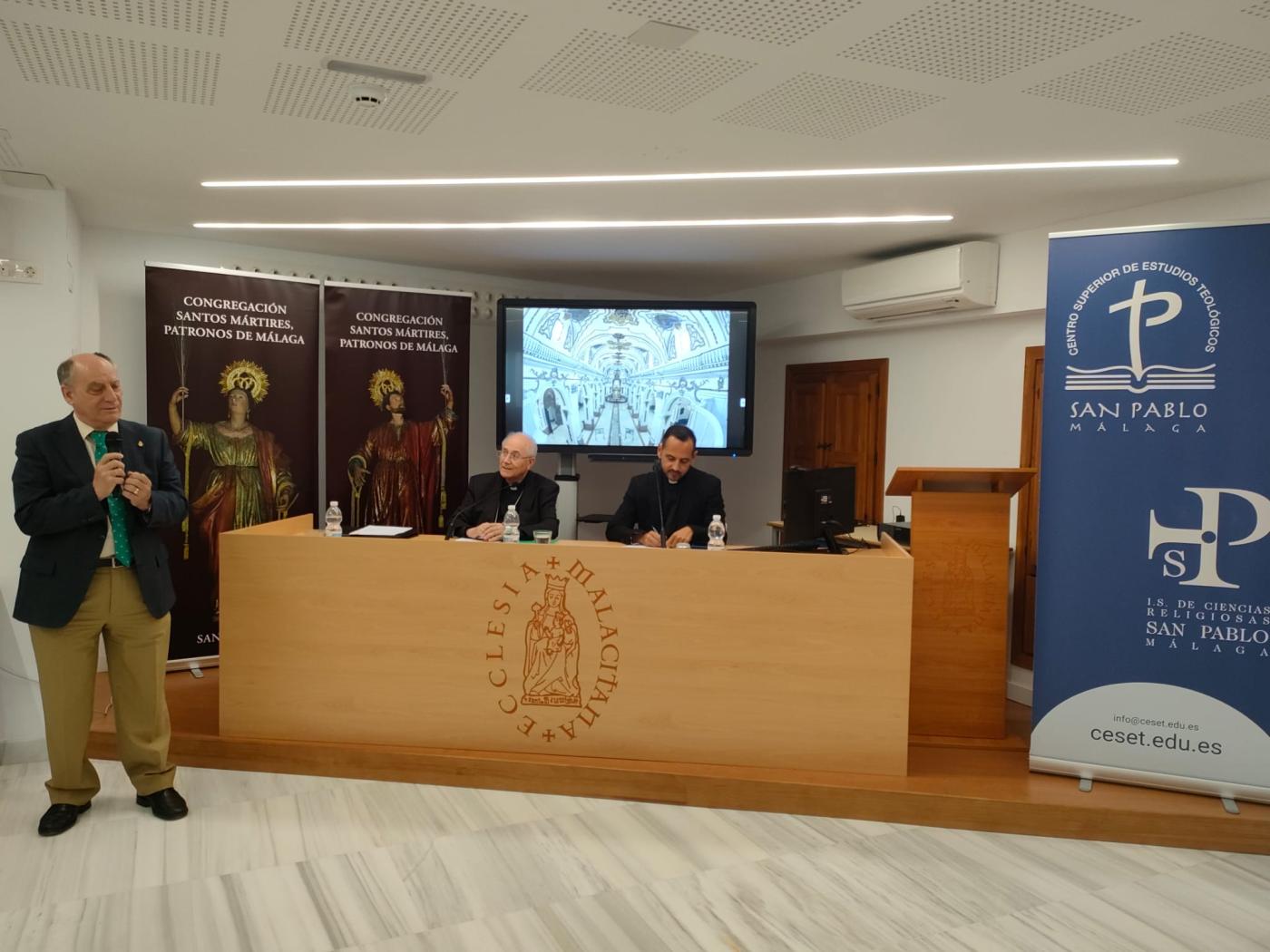 Mons. Adolfo González Montes, en su conferencia, en el CESET San Pablo / A.MEDINA