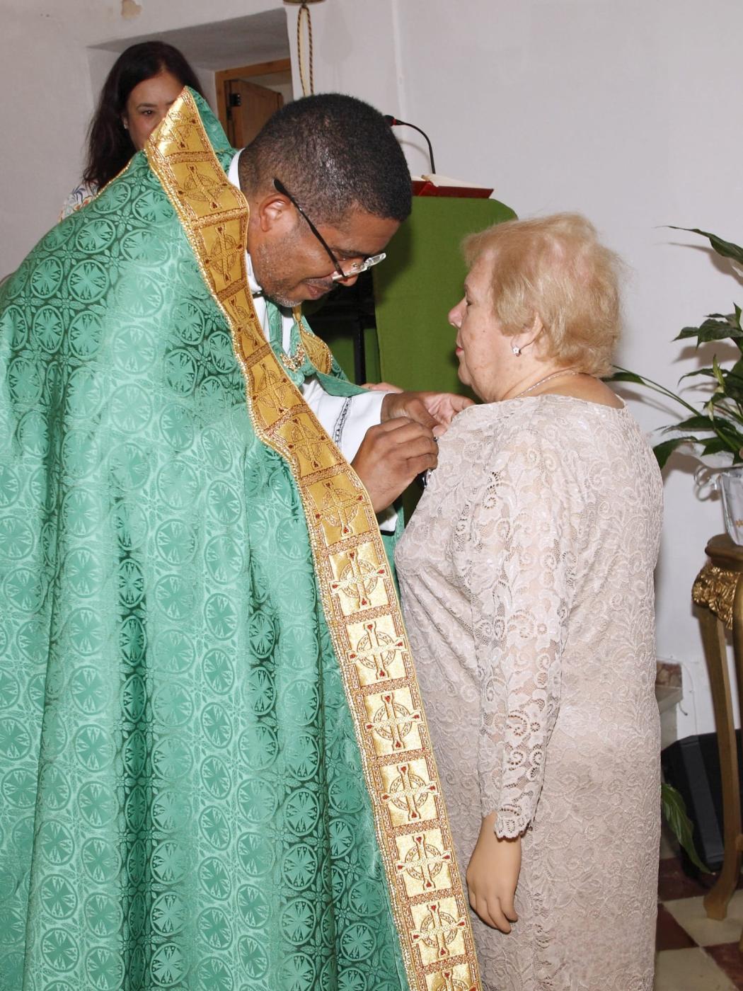 Adela López recibiendo la medalla Pro Ecclesia Malacitana