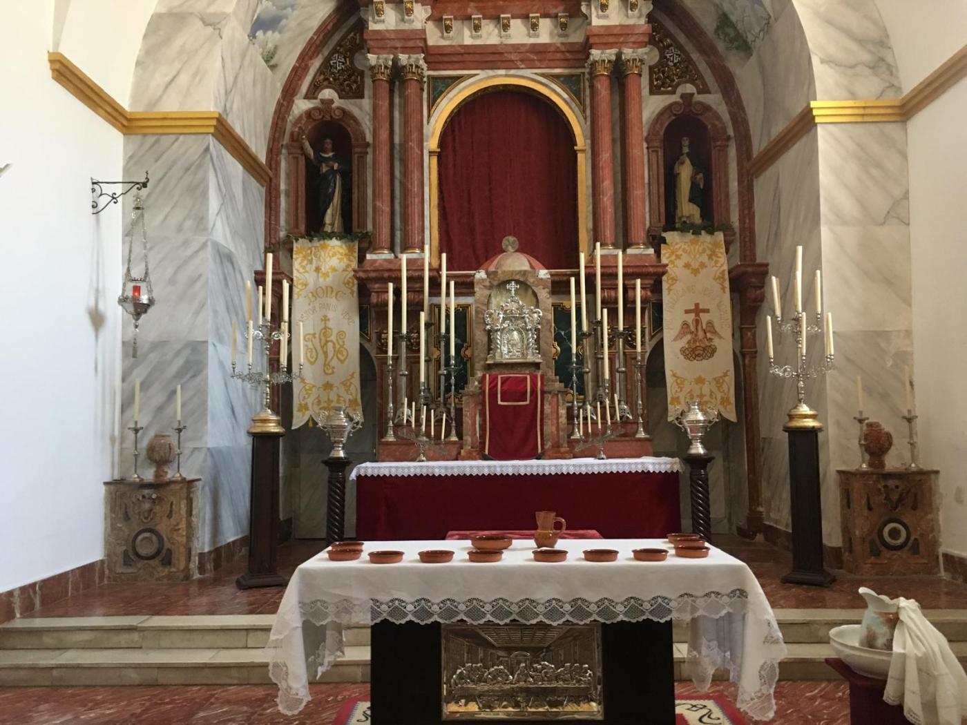 «En estos mármoles del siglo XVIII se pueden ver símbolos eucarísticos»