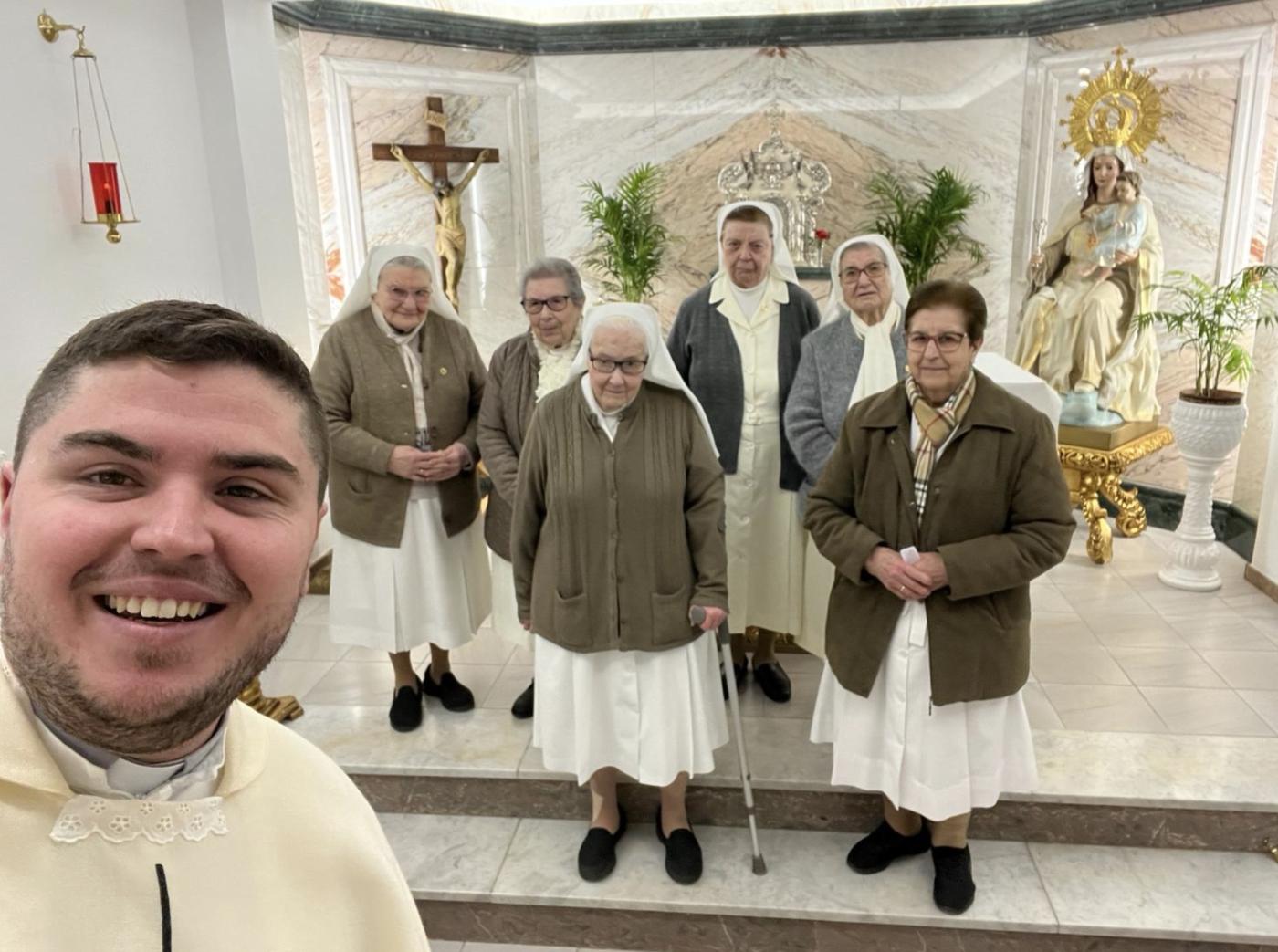 El párroco, Álvaro López, junto a la comunidad