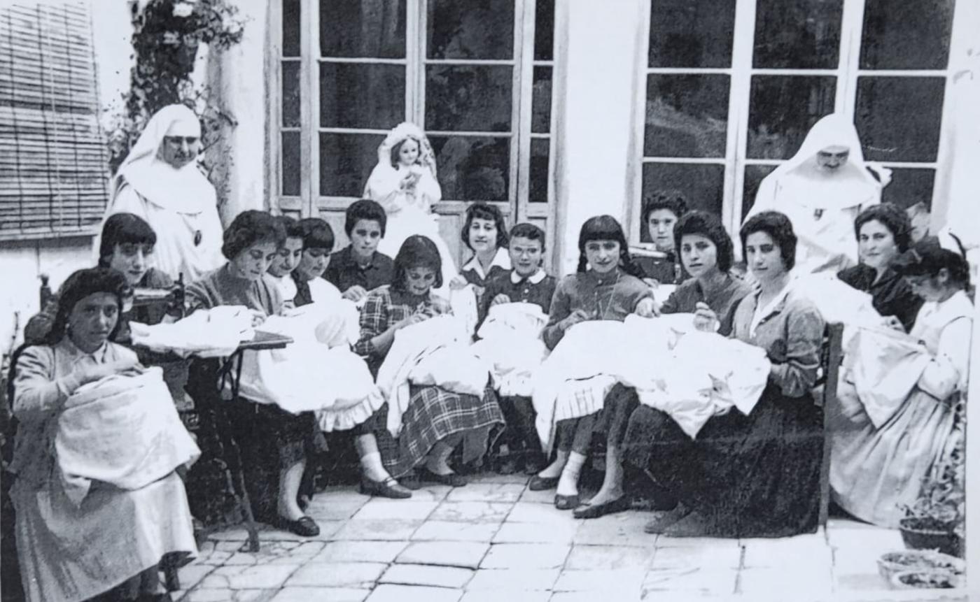 Alumnas del antiguo colegio con las religiosas, en una foto de archivo