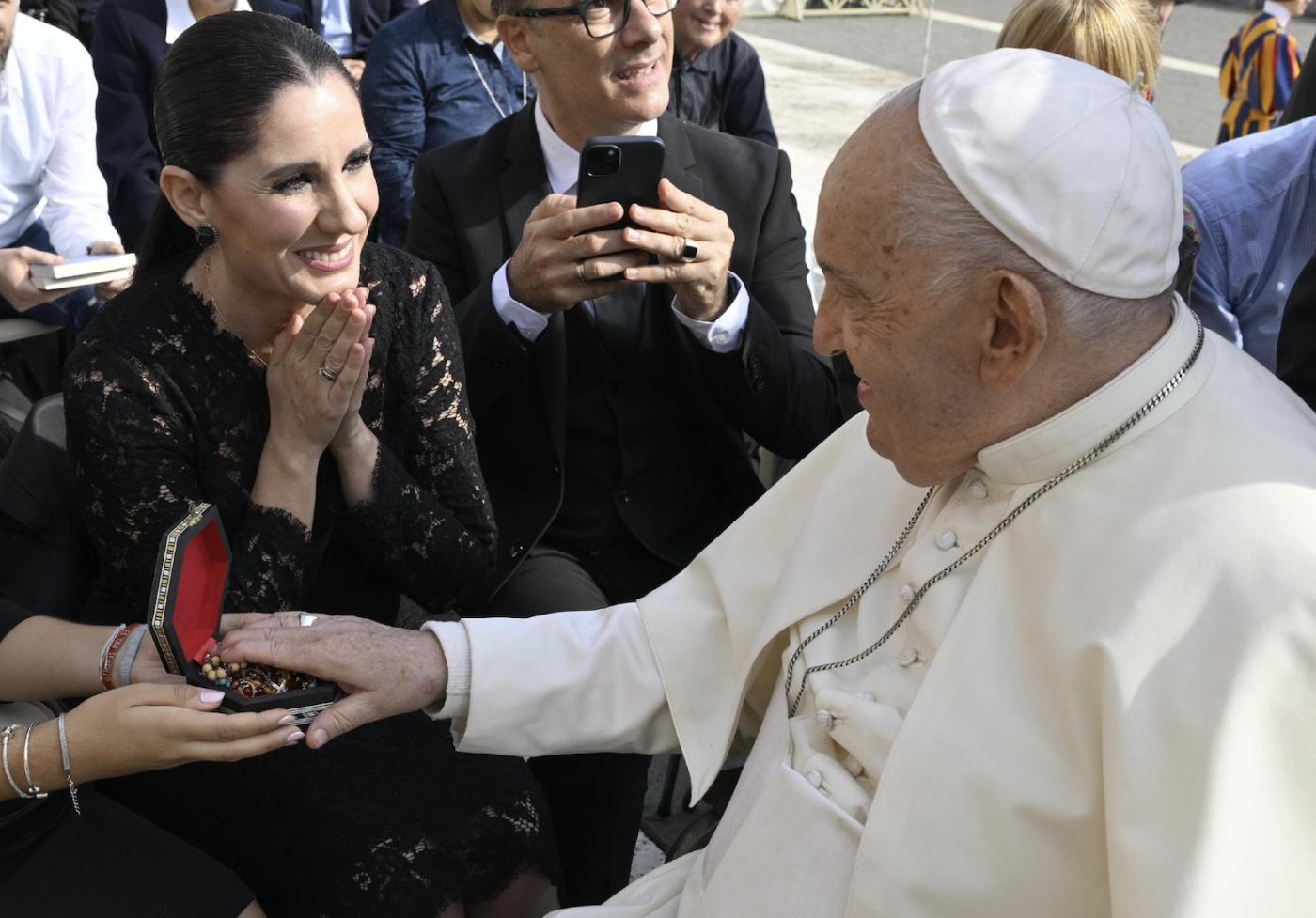 La cantante malagueña Diana Navarro saluda al papa Francisco