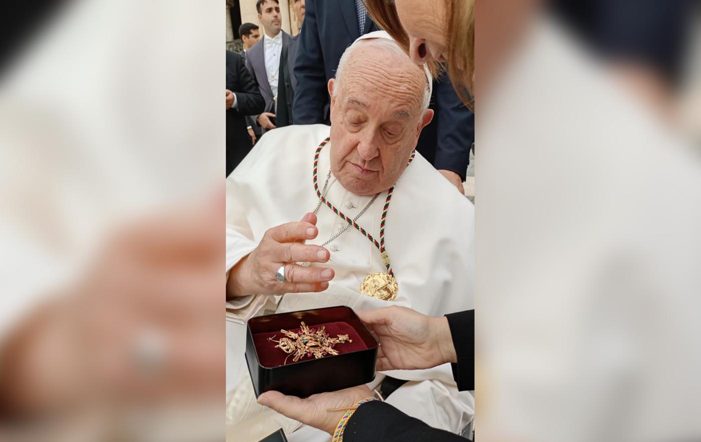 El Papa recibe la medalla de oro de la Hermandad de las Penas