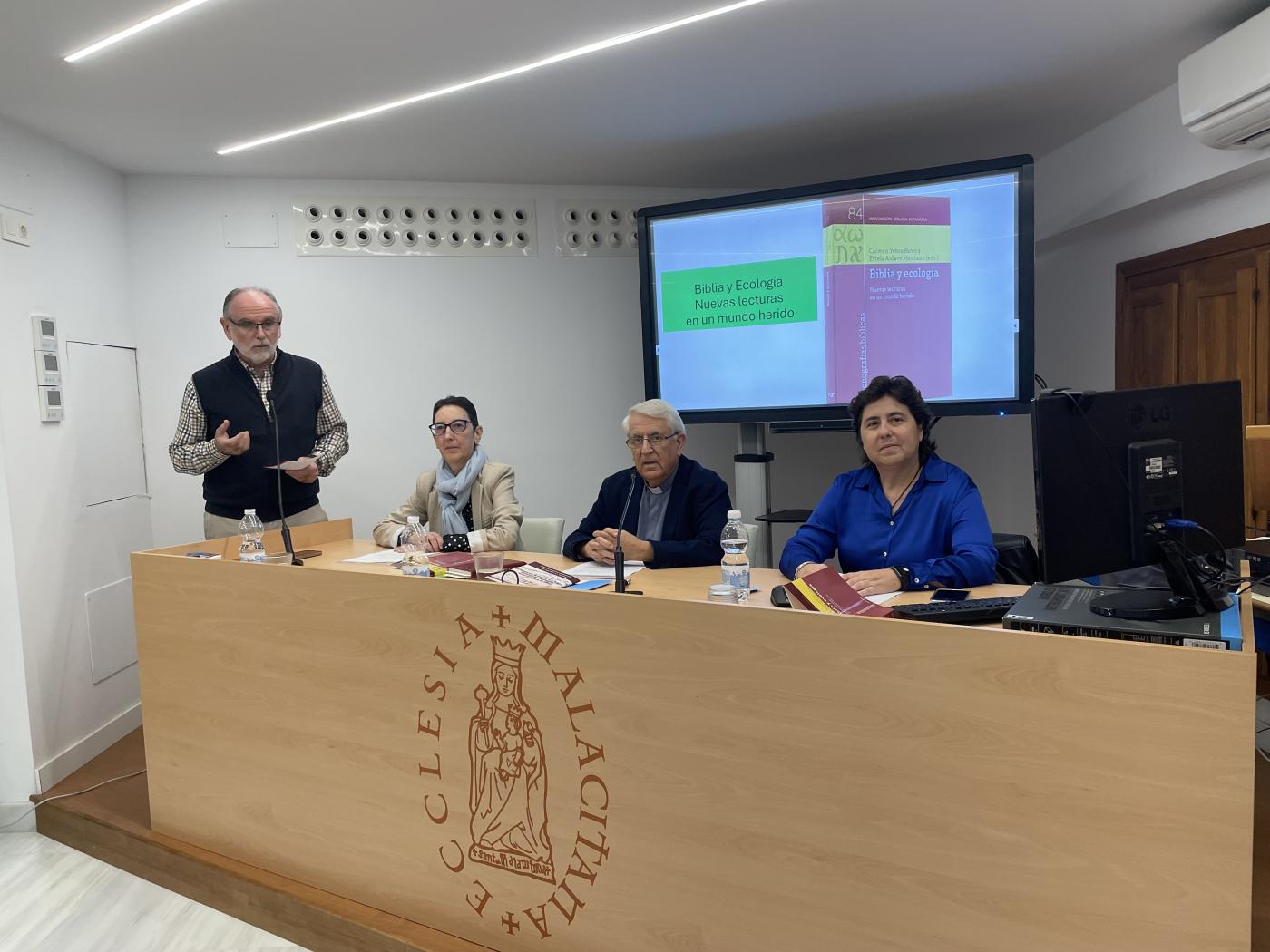 Mariela Martínez presenta los espacios verdes en el Evangelio de San Mateo