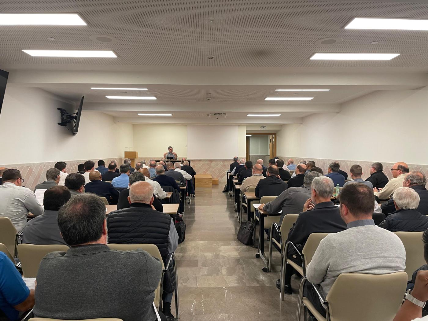 Laicos y clero profundizaron en la oración y el catecumenado