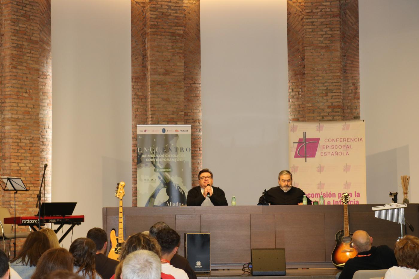 Raúl Tinajero junto al vicario para la Evangelización de la Diócesis de Málaga, Javier Guerrero, en el X Encuentro de Músicos Católicos Contemporáneos // C. SUÁREZ
