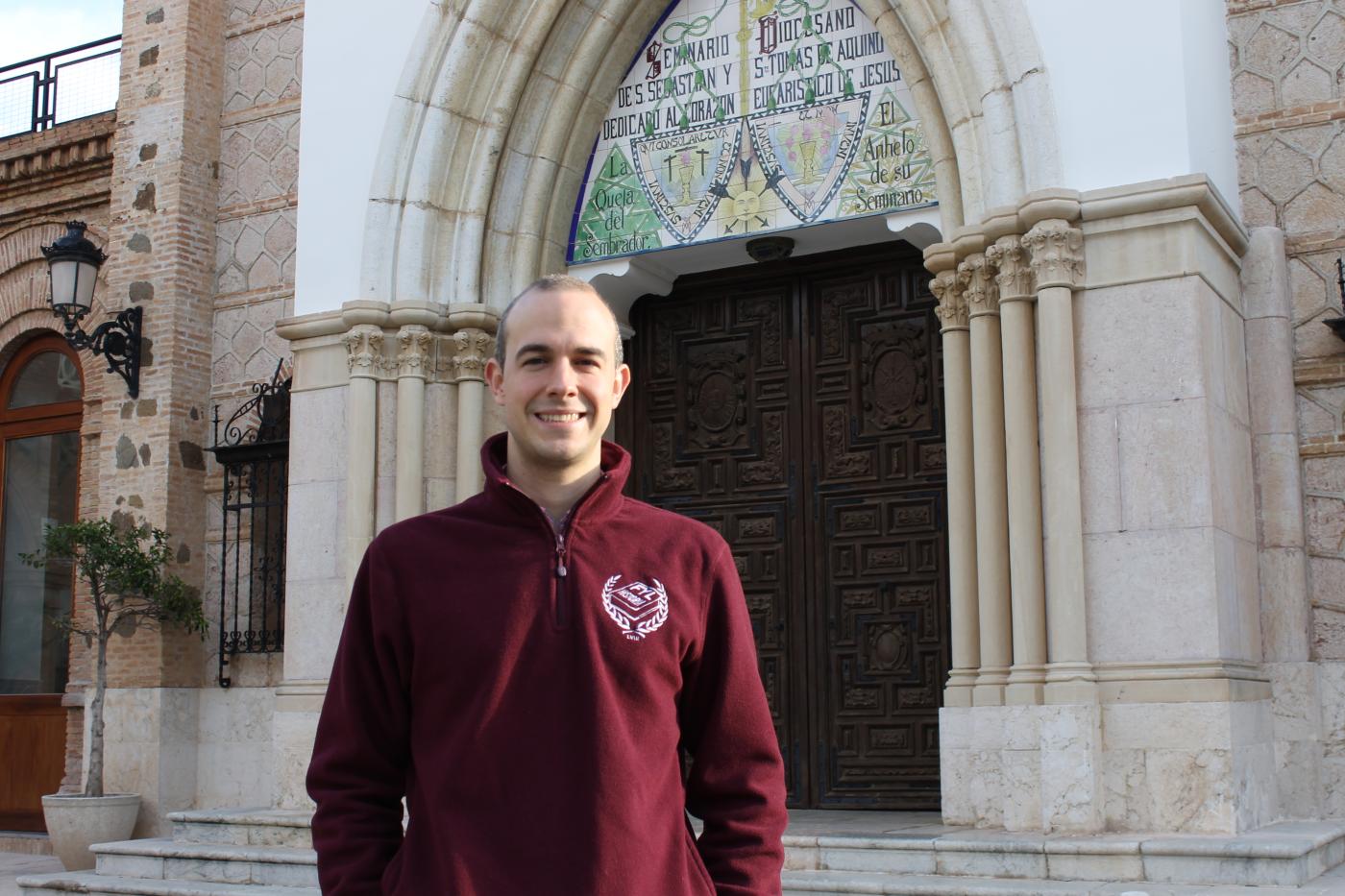 Álvaro Dawid de Vera ante la Capilla del Buen Pastor del Seminario