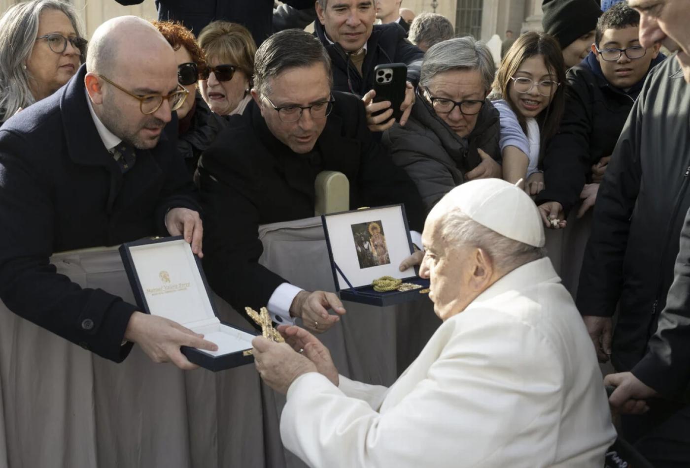 Hermanos de la Pollinica de Archidona saludan al papa Francisco