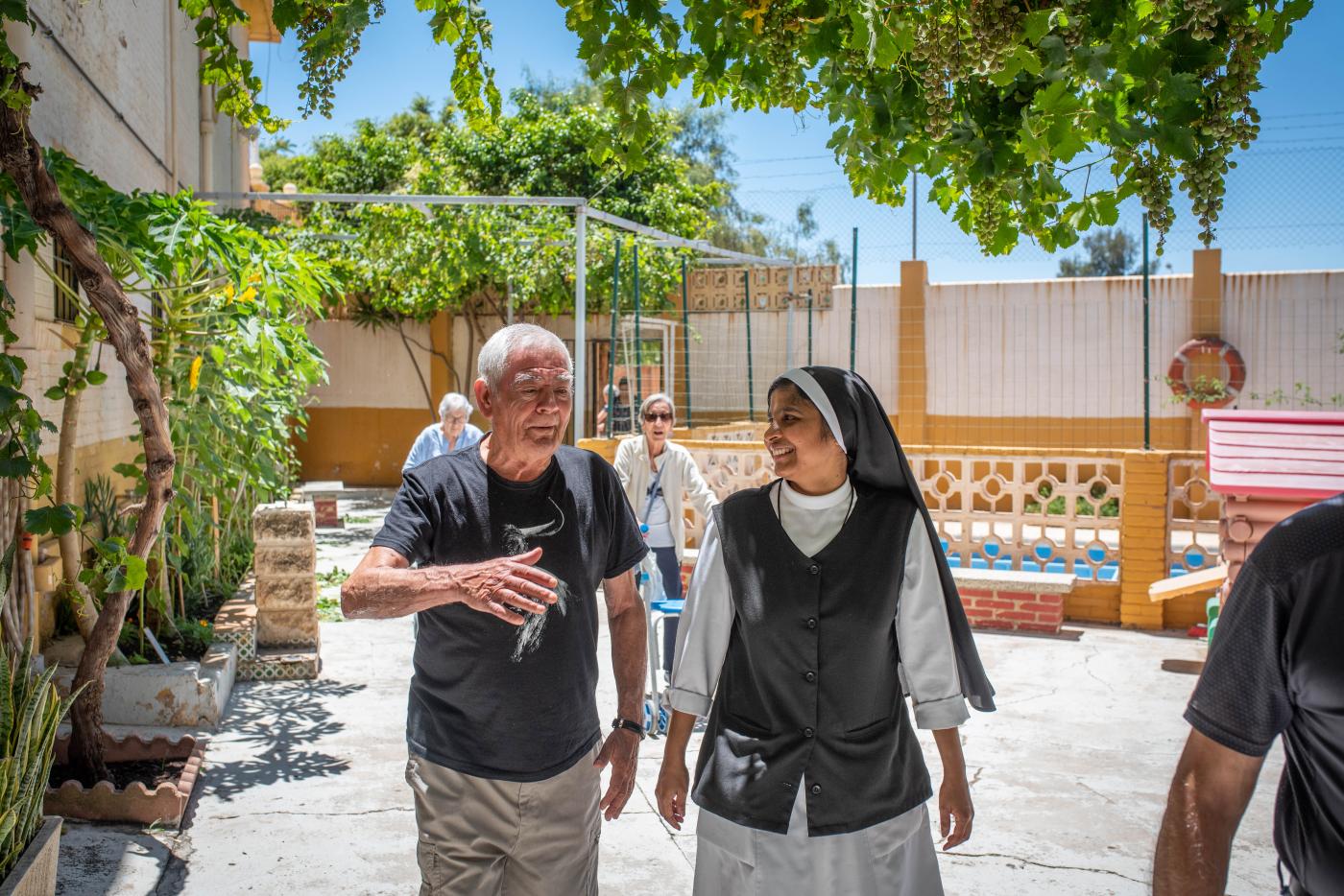 La hna. Teresa, superiora, junto a un miembro de la familia del Cotolengo
