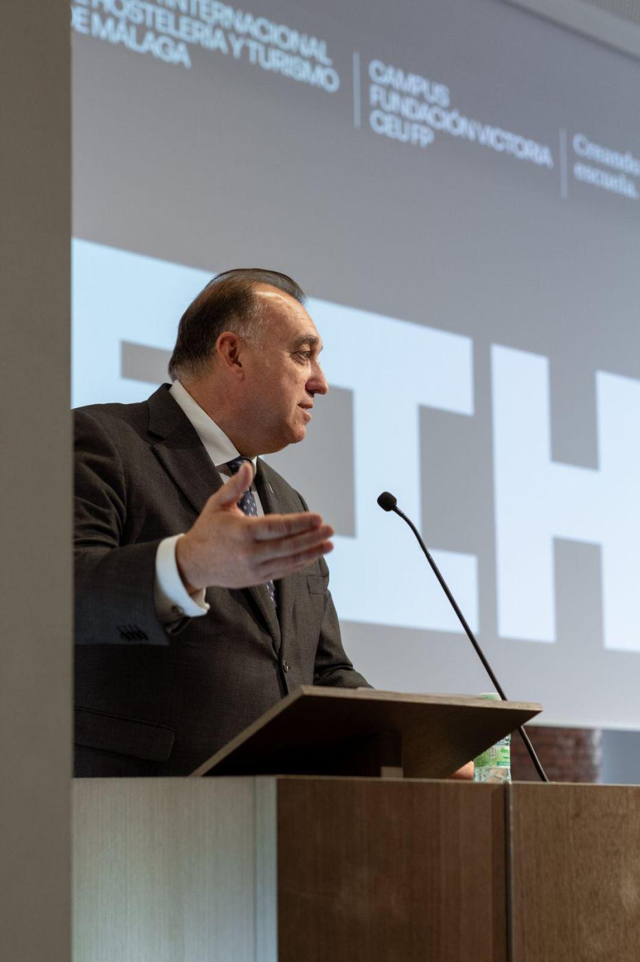 Arturo Bernal, consejero de Turismo de la Junta de Andalucía, durante la presentación de EIHT