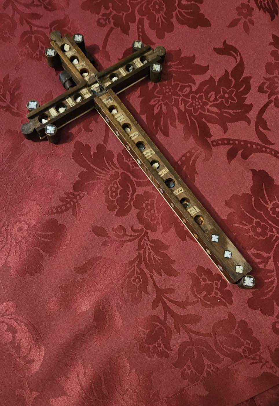 Reverso del relicario con las tapas quitadas dejando ver los fragmentos de distintos lugares santos de Tierra Santa