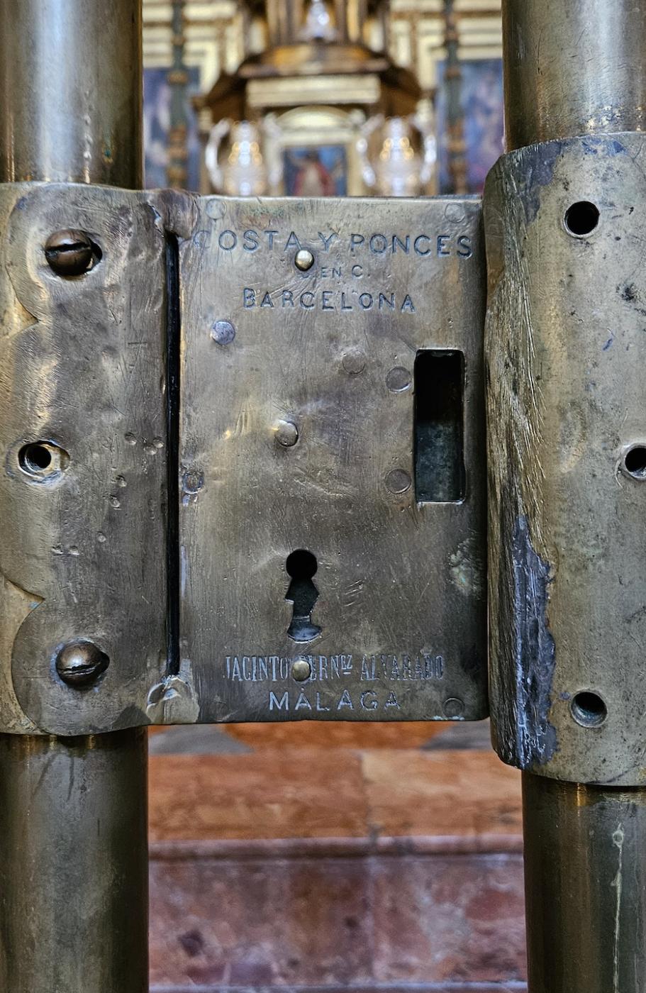 Cerradura de la reja modernista en la cancela de la capilla del Sagrado Corazón de Jesús en la Catedral de Málaga