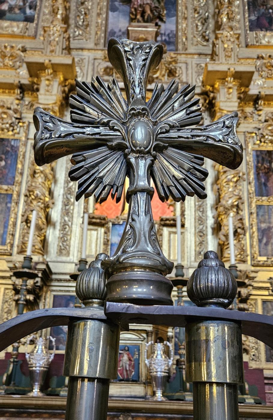 Detalle de la reja modernista en la cancela de la capilla del Sagrado Corazón de Jesús en la Catedral de Málaga
