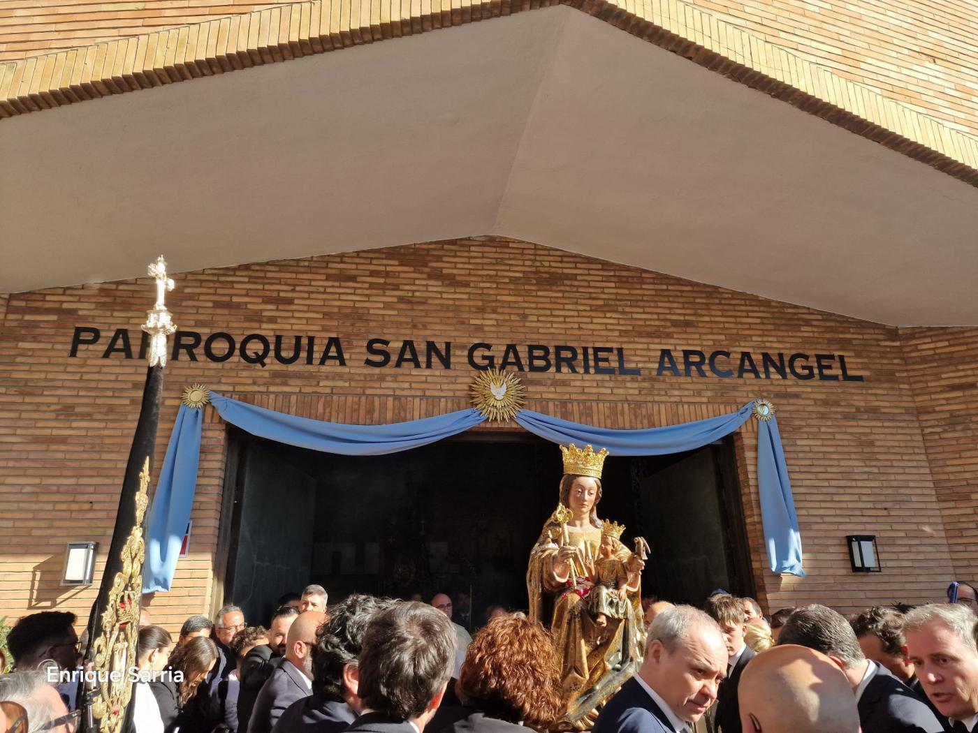 La Virgen, camino de San Gabriel, hace parada en la capilla del Hospital Noble