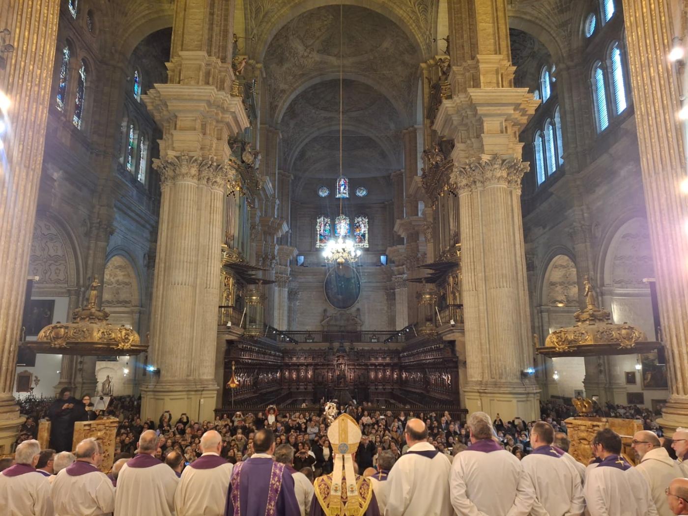 Seis arciprestazgos de la capital y la provincia peregrinan a la Catedral juntos