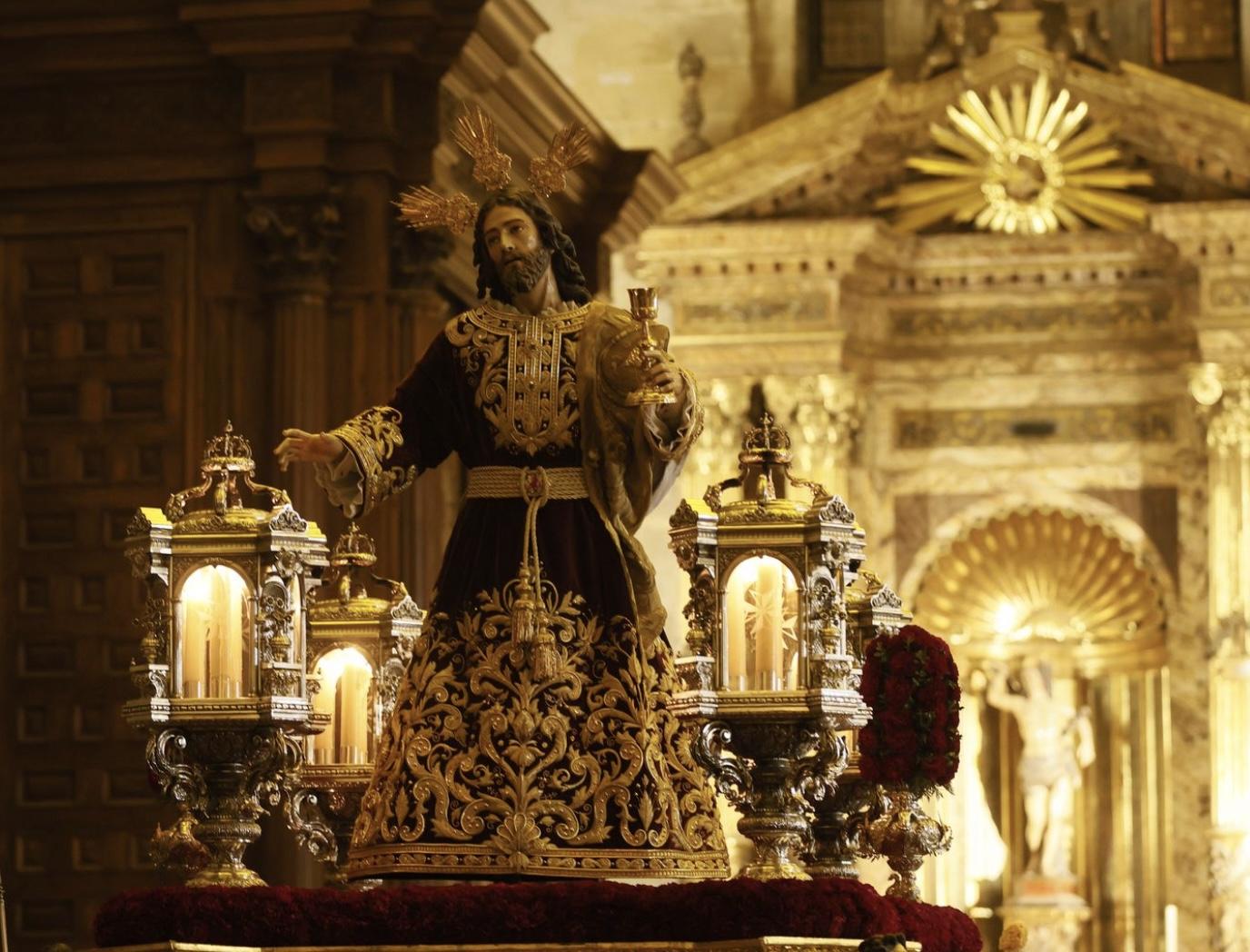 Los cofrades viven el Via Crucis como anticipo de su Jubileo en Roma