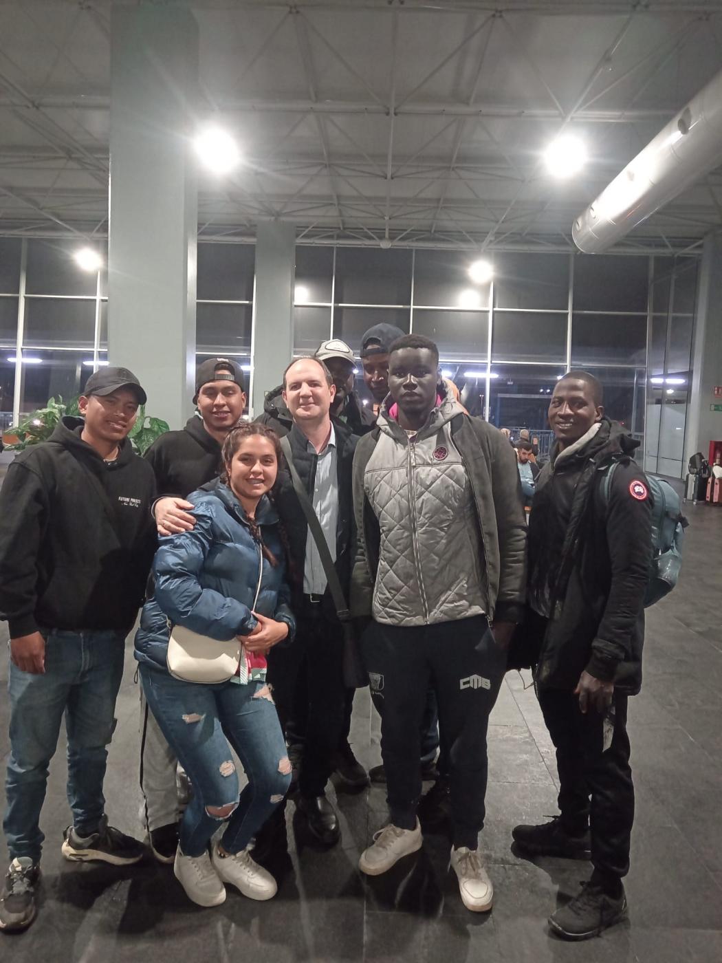 Personas migradas, antes de salir hacia Málaga, junto a Fernando Moreno, diácono permanente y presidente de la asociación "Despuntes de Primavera" y el proyecto "Geum Dodou"