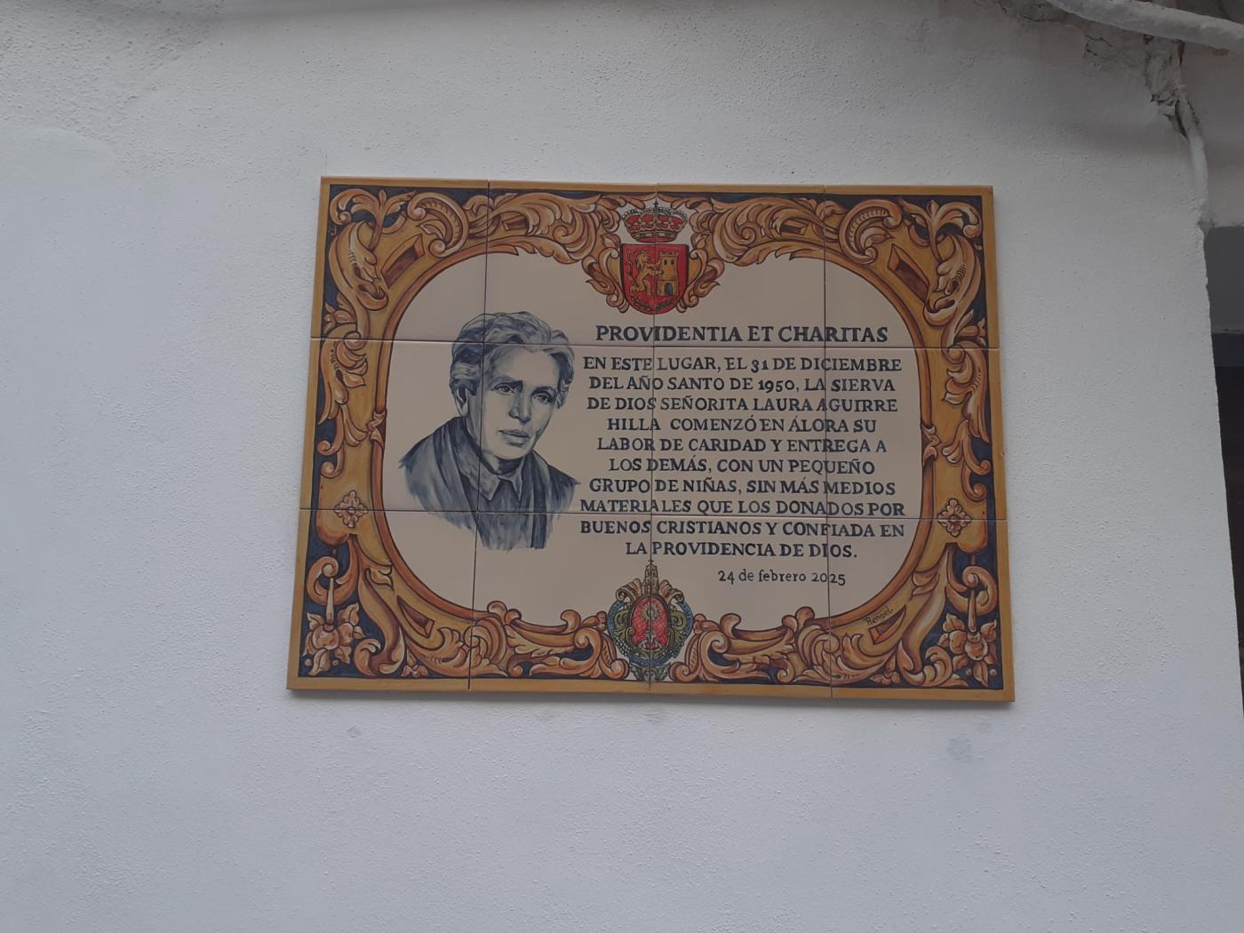 Una cerámica indica el lugar donde comenzó su labor la señorita Laura en Álora