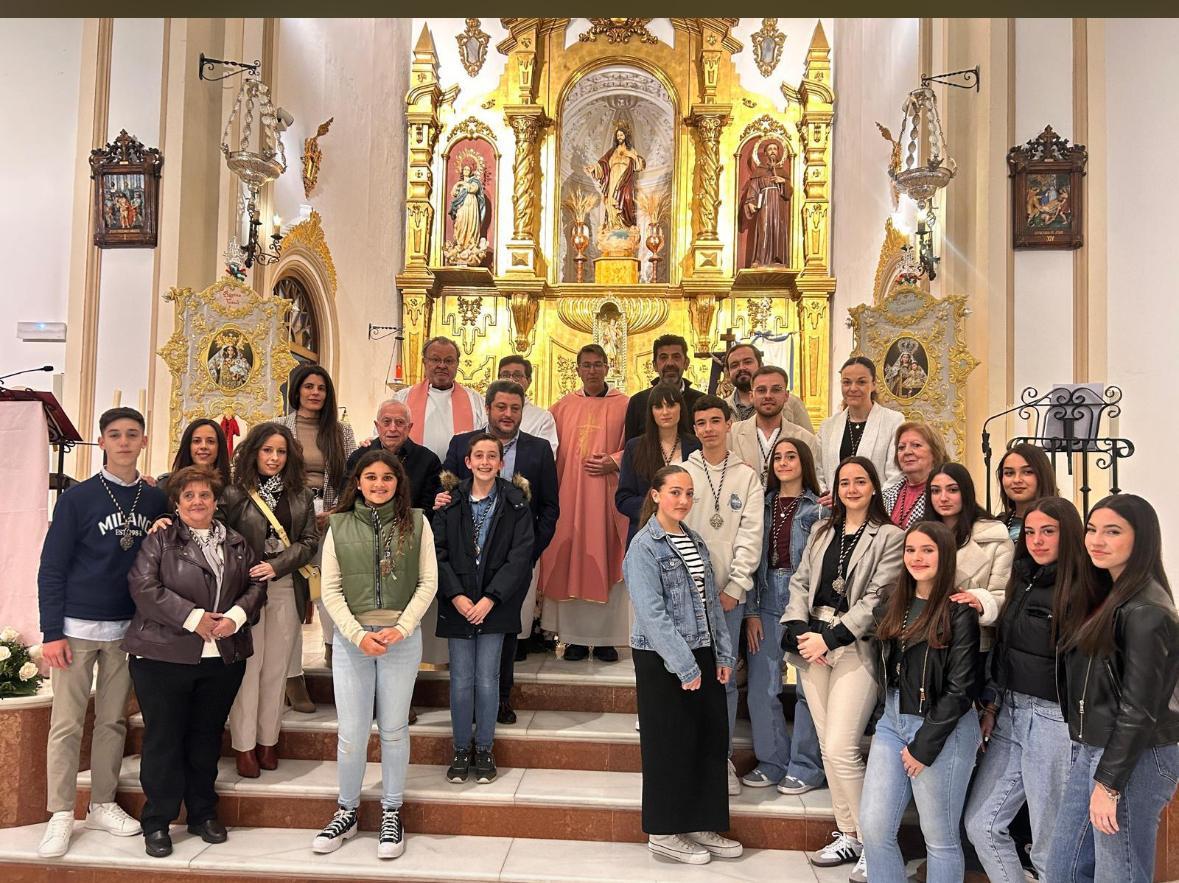 Los jóvenes cofrades de Yunquera se ponen a los pies de la Madre