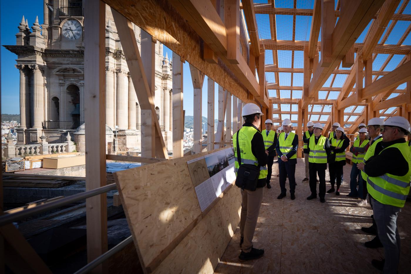 Visita del alcalde y miembros de la corporación municipal a las obras de la Catedral de Málaga