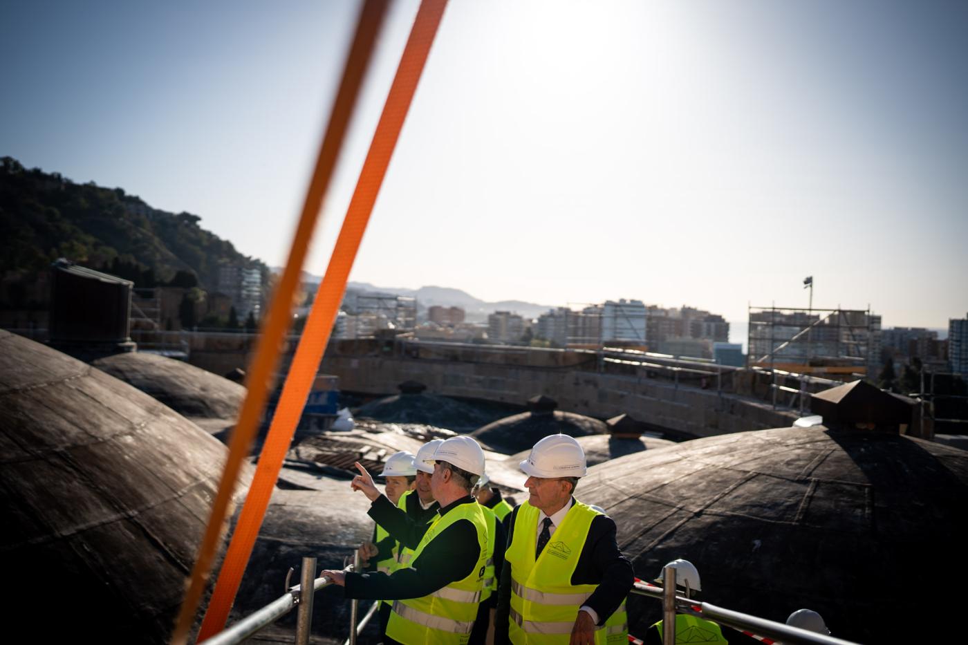 Visita del alcalde y miembros de la corporación municipal a las obras de la Catedral de Málaga