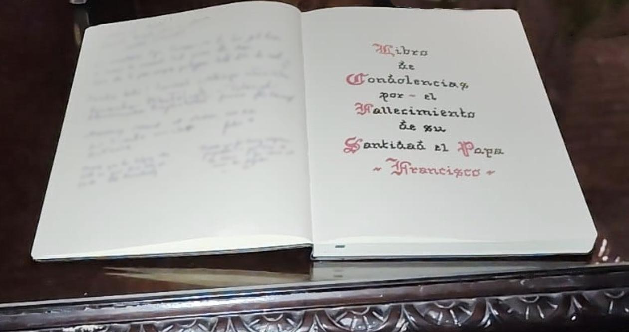 Libro de condolencias por la muerte del Papa Francisco en la sacristía de la Catedral