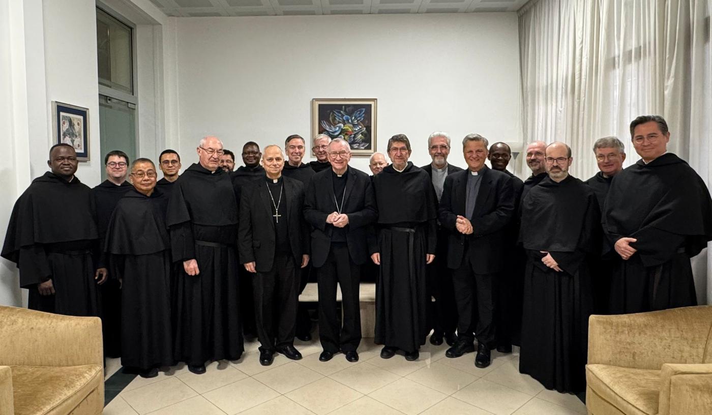 El cardenal Prevost junto a la comunidad agustiniana de la Curia General