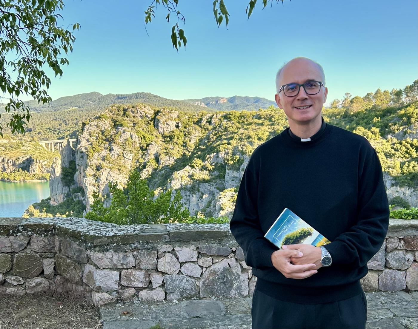 El sacerdote malagueño Alfonso Berlanga dedica su primera novela a los jóvenes