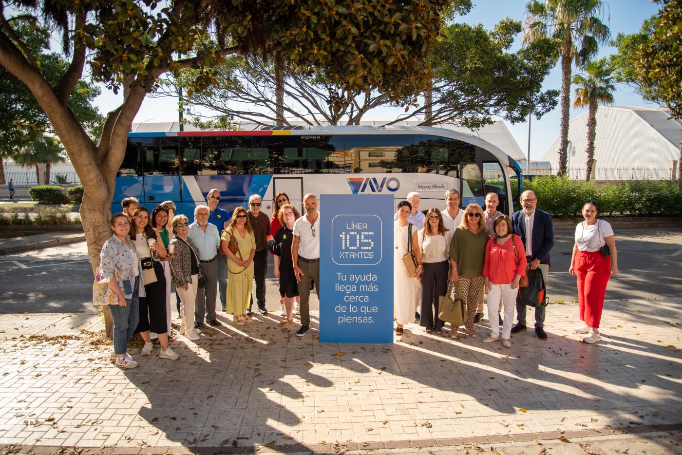 Viajeros de la Línea 105 en su primera parada frente a Cotolengo